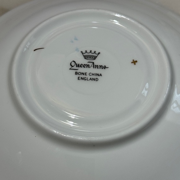 Vintage Queen Anne Bone China England Saucer - Picture 2 of 3